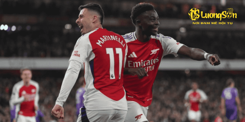 Bukayo Saka (phải) ăn mừng cùng Gabriel Martinelli trong trận Arsenal thắng Fulham 2-1 trên sân Emirates, London, Anh ngày 1/4